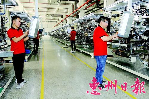 ▲BB贝博艾弗森科技员工在出产车间忙乱。。。。。。本报记者李松权 通讯员林 婧 摄
